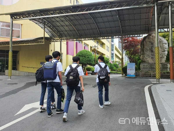 [에듀인 현장] \'순수한\' 고1 등교수업 첫날, 불안한 동거의 완성