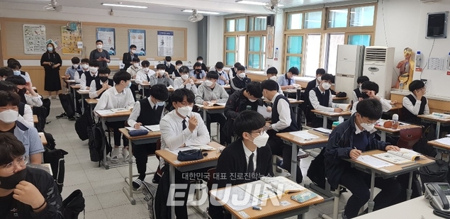 고3 배려했다는 대학 입시 변경안, 방향이 틀렸다…수능 영향력 줄이는 것이 해답