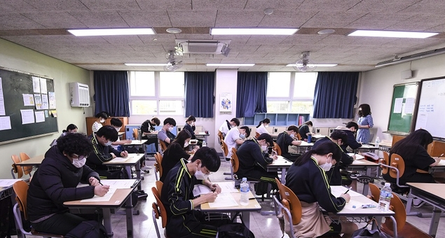 “코로나가 우린 비켜가나요?” 교육부 방침에 뿔난 고3