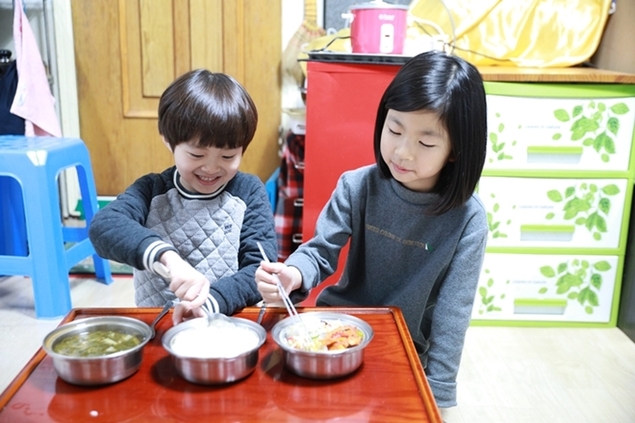 기아대책·서울대 공동 코로나19 아동실태조사 결과 \"10명 중 4명 평일에 부모 없이 집에\"