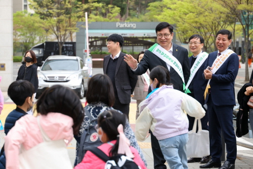 도성훈 인천시교육감, 안전주간 등굣길 교통안전 캠페인